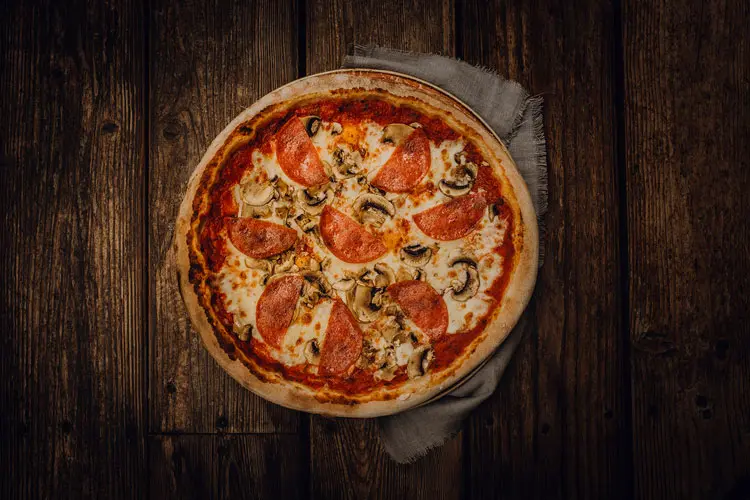 Pizza Funghi e Salame - Pizzeria Freudenstadt