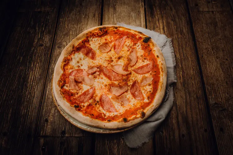 Pizza Salame e Prosciutto - Pizzeria Freudenstadt